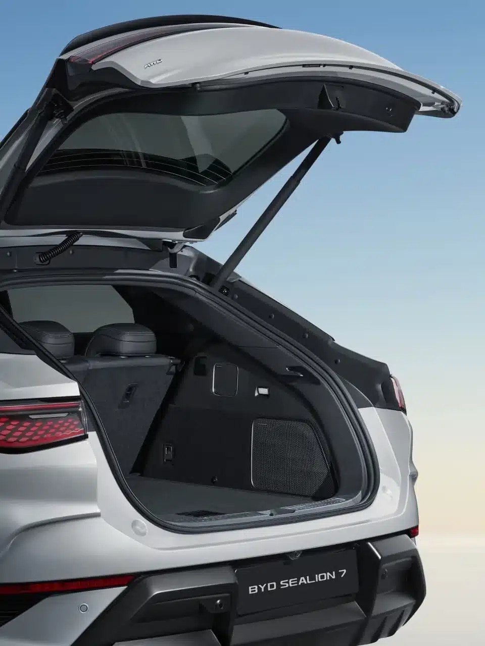 Offener Kofferraum des BYD SEALION 7 mit geöffneter elektrischer Heckklappe vor blauem Himmel.