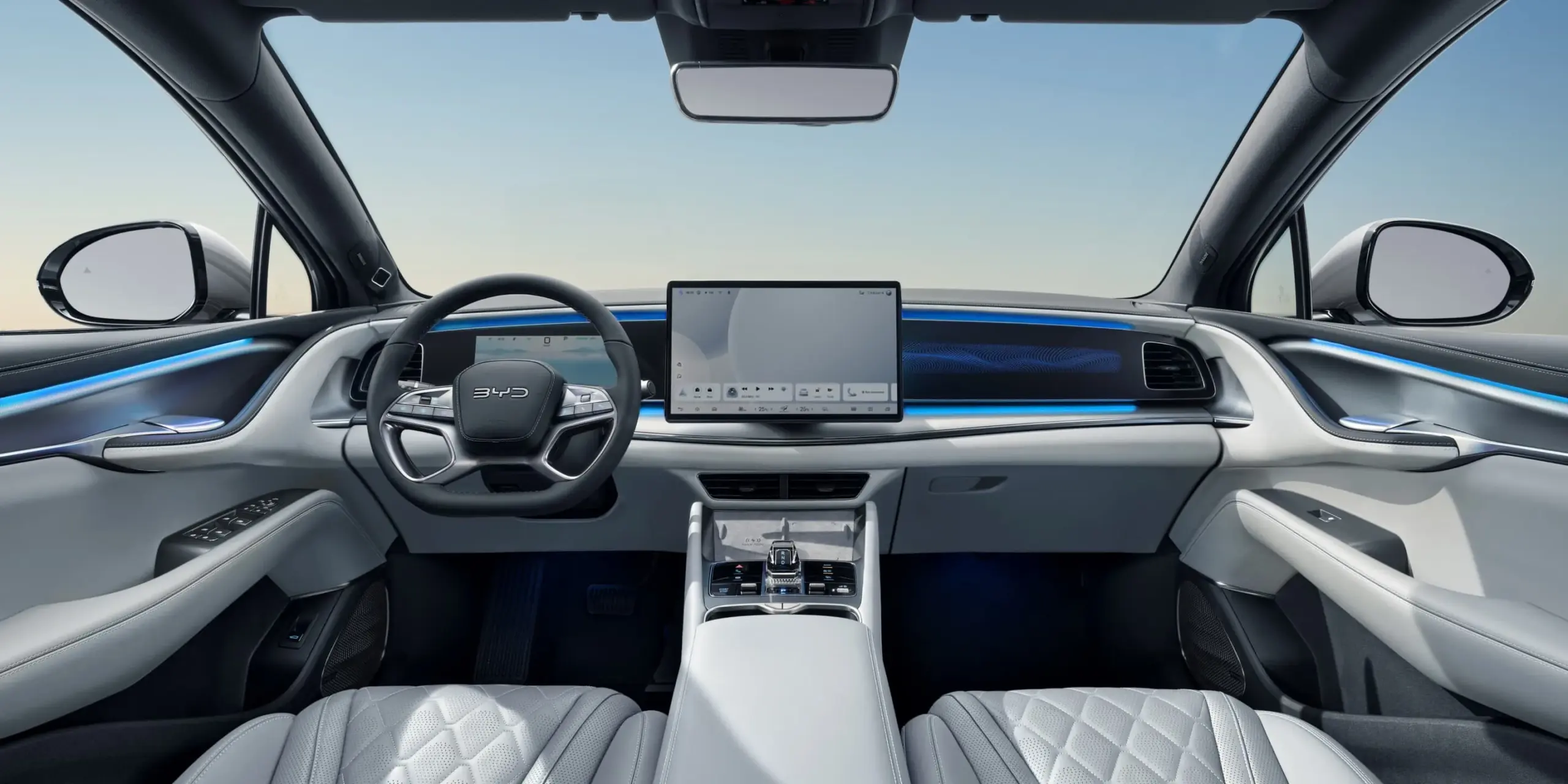 BYD SEALION 7 Interieur mit großem Touchscreen, Nappa-Ledersitzen und Ambientebeleuchtung