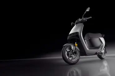 Elektro-Motorrad Segway E250S, Studioaufnahme mit schwarzem Hintergrund