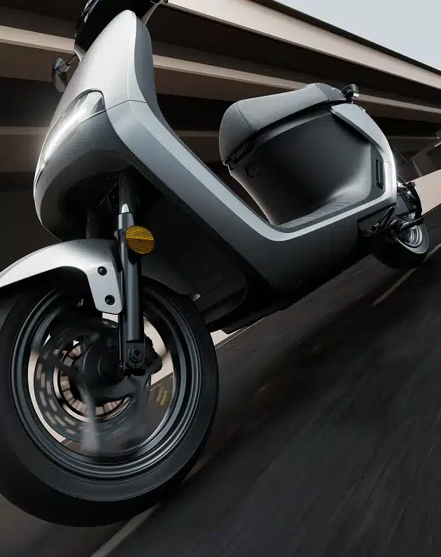 Segway E250S Elektroroller, Vorderrad und Frontpartie in Schräglage, moderne LED-Beleuchtung