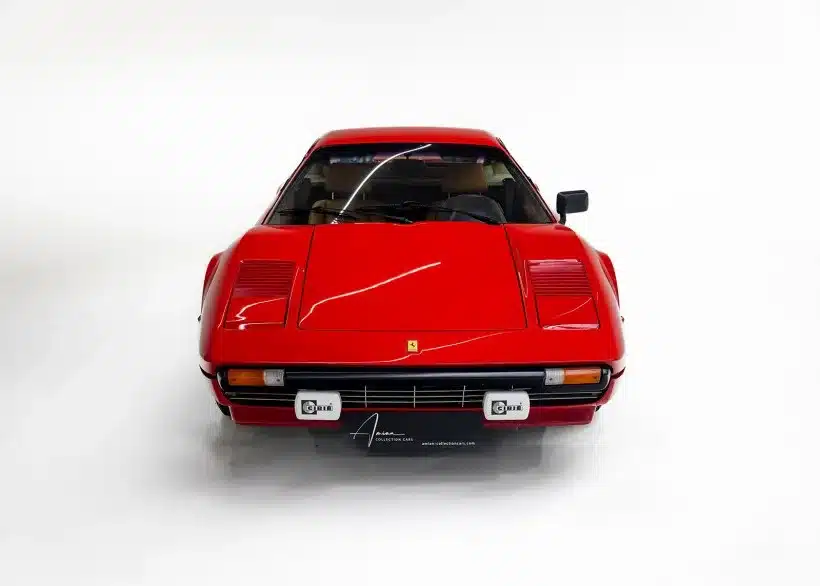 Frontalansicht eines roten Ferrari 208 GTB, fotografiert im Studio auf weißem Hintergrund