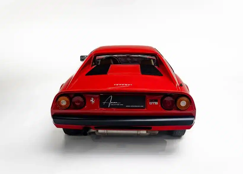 Ansicht des Ferrari 208 GTB von hinten, rot lackiert, mit typischen runden Rückleuchten und Berlinetta-Design.