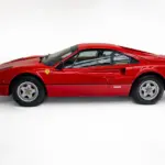 Seitenansicht eines roten Ferrari 208 GTB, Baujahr 1981, auf weißem Hintergrund.