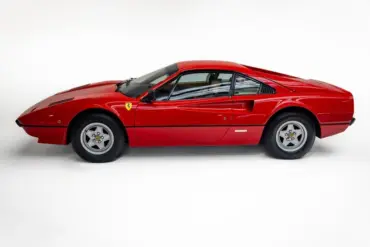 Seitenansicht eines roten Ferrari 208 GTB, Baujahr 1981, auf weißem Hintergrund.