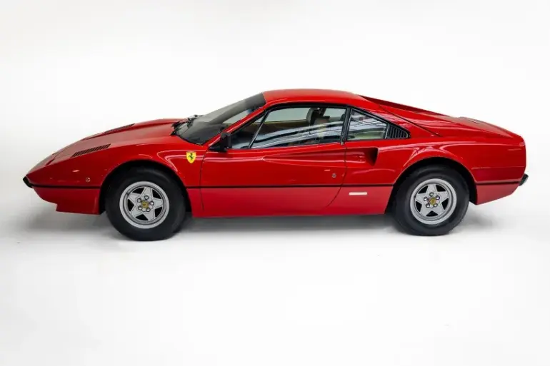 Seitenansicht eines roten Ferrari 208 GTB, Baujahr 1981, auf weißem Hintergrund.