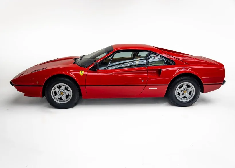 Seitenansicht eines roten Ferrari 208 GTB, Baujahr 1981, auf weißem Hintergrund.