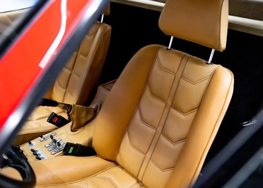 Detailaufnahme der Ledersitze und Mittelkonsole im Ferrari 208 GTB, Baujahr 1981