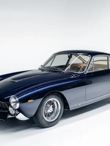Ferrari 250 GT Lusso Coupé von 1964 in dunkelblauer Lackierung, Profilansicht im Studio