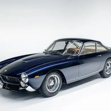 Ferrari 250 GT Lusso Coupé von 1964 in dunkelblauer Lackierung, Profilansicht im Studio
