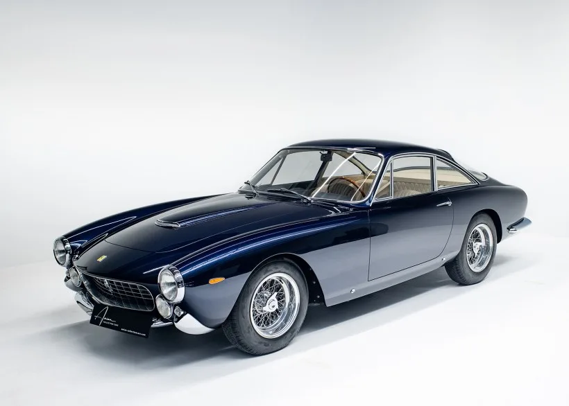 Ferrari 250 GT Lusso Coupé von 1964 in dunkelblauer Lackierung, Profilansicht im Studio