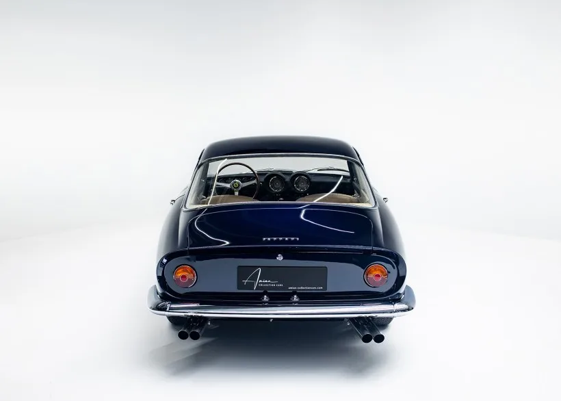 Ferrari 250 GT Lusso, Baujahr 1964, in Blu Pozzi, von hinten fotografiert