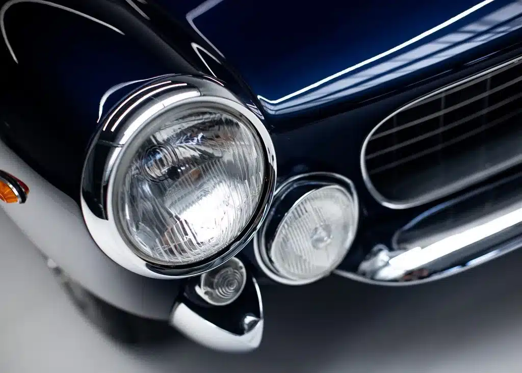 Frontalansicht der Scheinwerfer und des Grills eines blauen Ferrari 250 GT Lusso