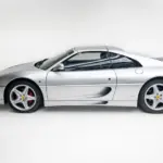 Silberner Ferrari 355 F1 GTS, Seitenansicht mit Targadach und sportlichem Design