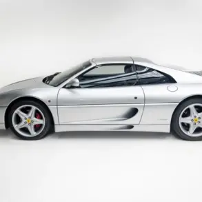 Silberner Ferrari 355 F1 GTS, Seitenansicht mit Targadach und sportlichem Design