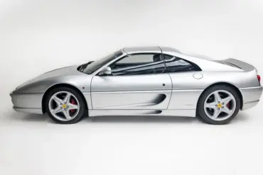 Silberner Ferrari 355 F1 GTS, Seitenansicht mit Targadach und sportlichem Design