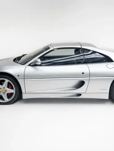 Silberner Ferrari 355 F1 GTS, Seitenansicht mit Targadach und sportlichem Design