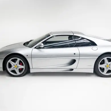 Silberner Ferrari 355 F1 GTS, Seitenansicht mit Targadach und sportlichem Design