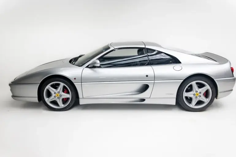Silberner Ferrari 355 F1 GTS, Seitenansicht mit Targadach und sportlichem Design
