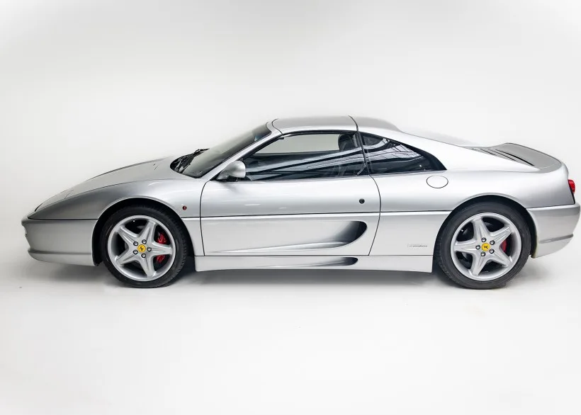Silberner Ferrari 355 F1 GTS, Seitenansicht mit Targadach und sportlichem Design