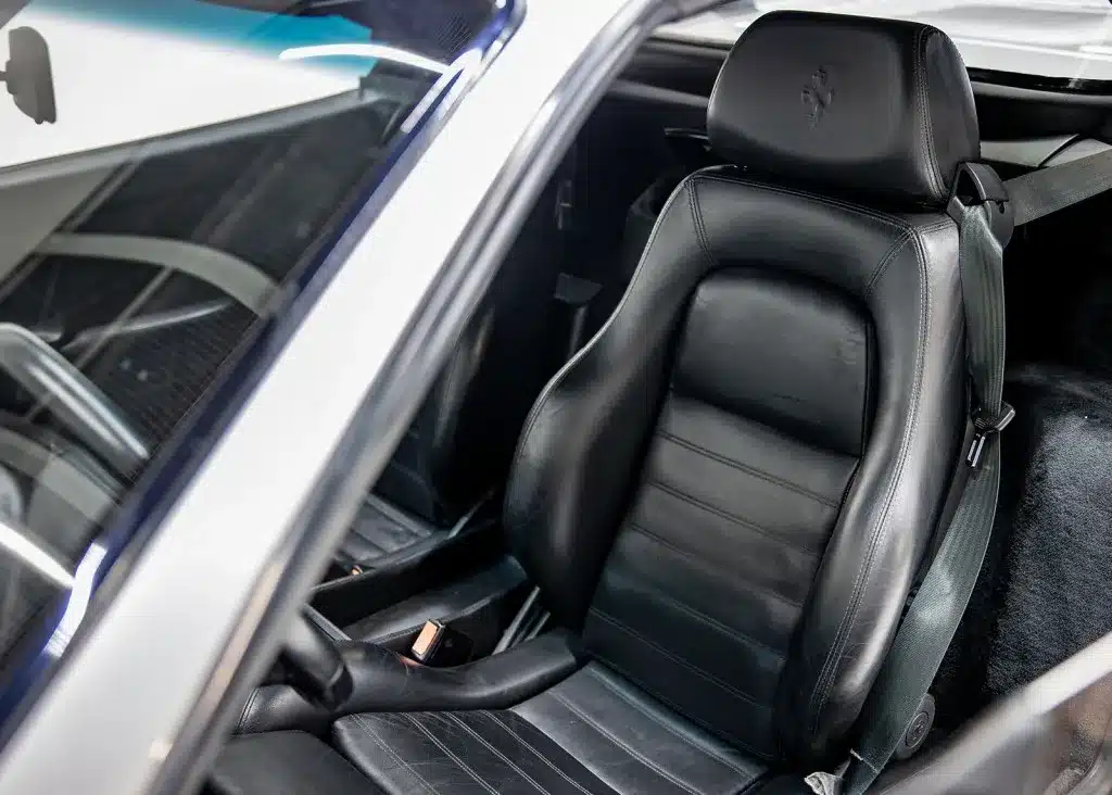 Schwarzer Ledersitz im Innenraum eines Ferrari 355 F1 GTS, Baujahr 1998