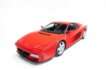 Ferrari 512 TR, Baujahr 1992, in Rosso Corsa, Studiobild schräg von vorne