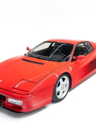 Ferrari 512 TR, Baujahr 1992, in Rosso Corsa, Studiobild schräg von vorne