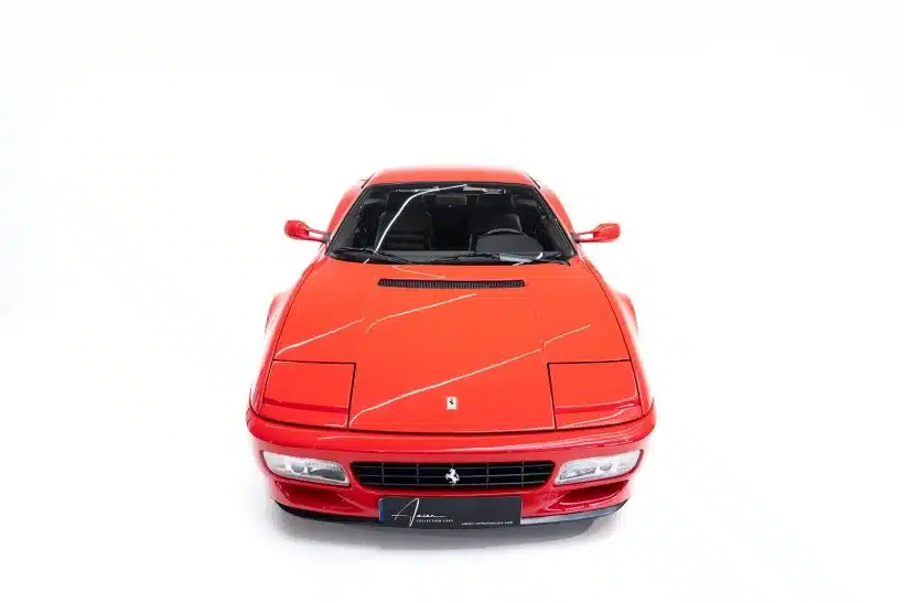 Ferrari 512 TR, Frontansicht, Baujahr 1992, in Rot, auf weißem Hintergrund.