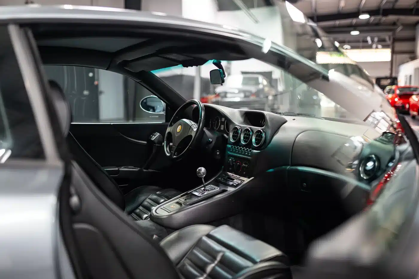 Innenansicht eines Ferrari 550 Maranello mit Handschaltung und schwarzem Lederinterieur