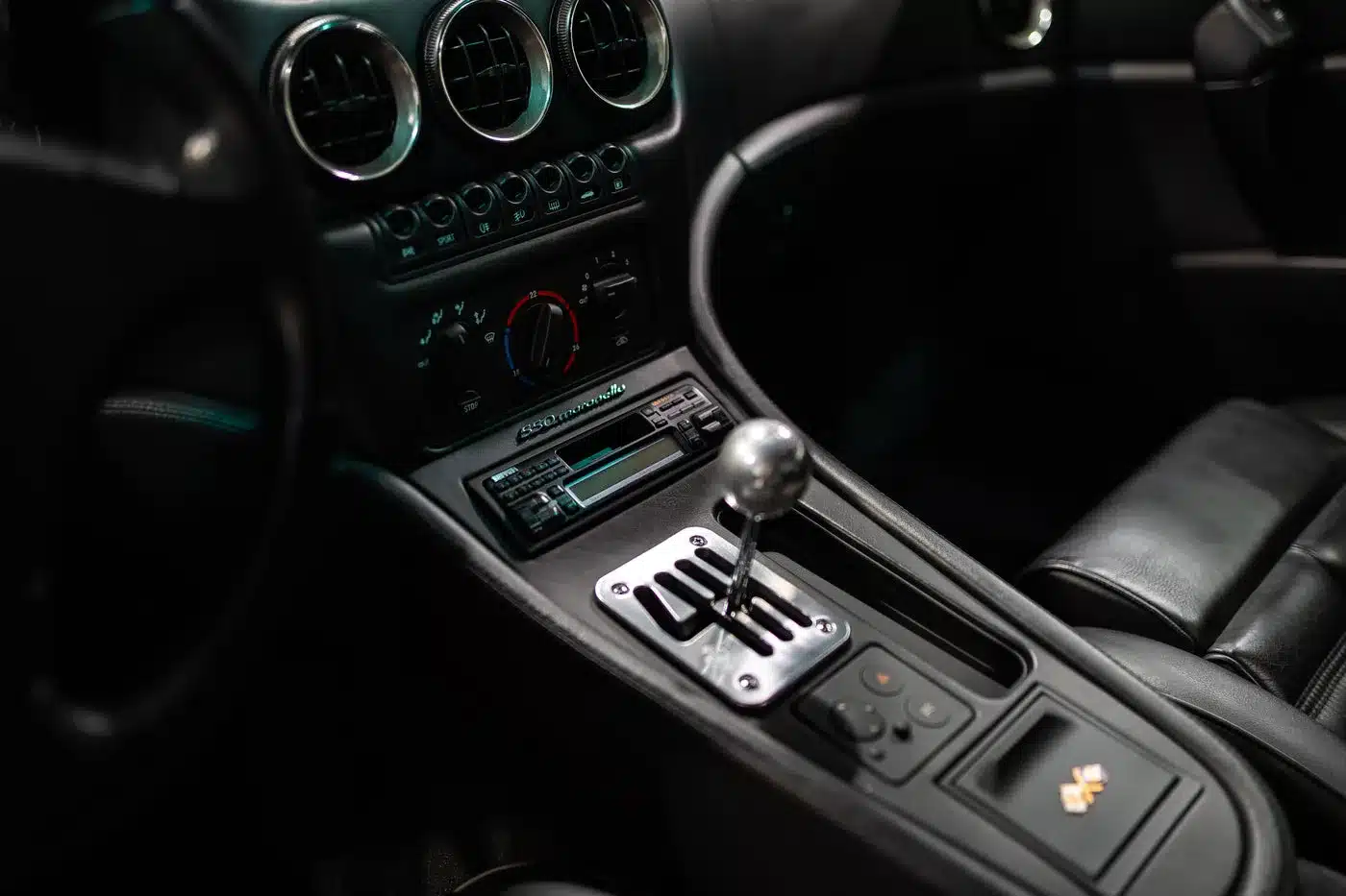 Schaltkulisse und Mittelkonsole eines Ferrari 550 Maranello mit Handschaltgetriebe.