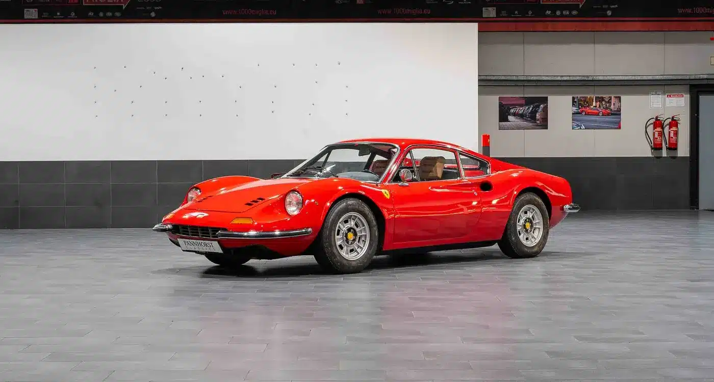 Ferrari Dino 246 GT Typ M von 1971 in Rot, seitlich von vorne fotografiert, in einer modernen Ausstellungshalle.