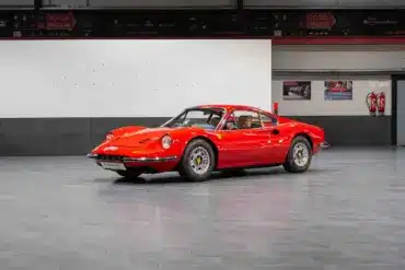 Ferrari Dino 246 GT Typ M von 1971 in Rot, seitlich von vorne fotografiert, in einer modernen Ausstellungshalle.