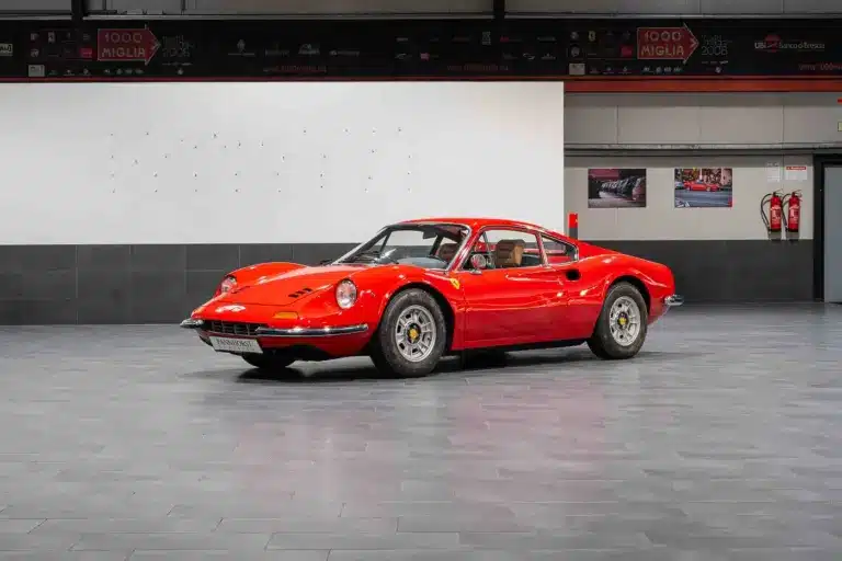 Ferrari Dino 246 GT Typ M von 1971 in Rot, seitlich von vorne fotografiert, in einer modernen Ausstellungshalle.