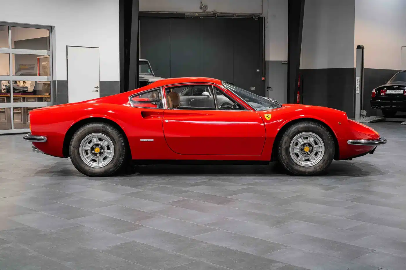 Ferrari Dino 246 GT Typ M, Baujahr 1971, rot, Seitenansicht in moderner Garage