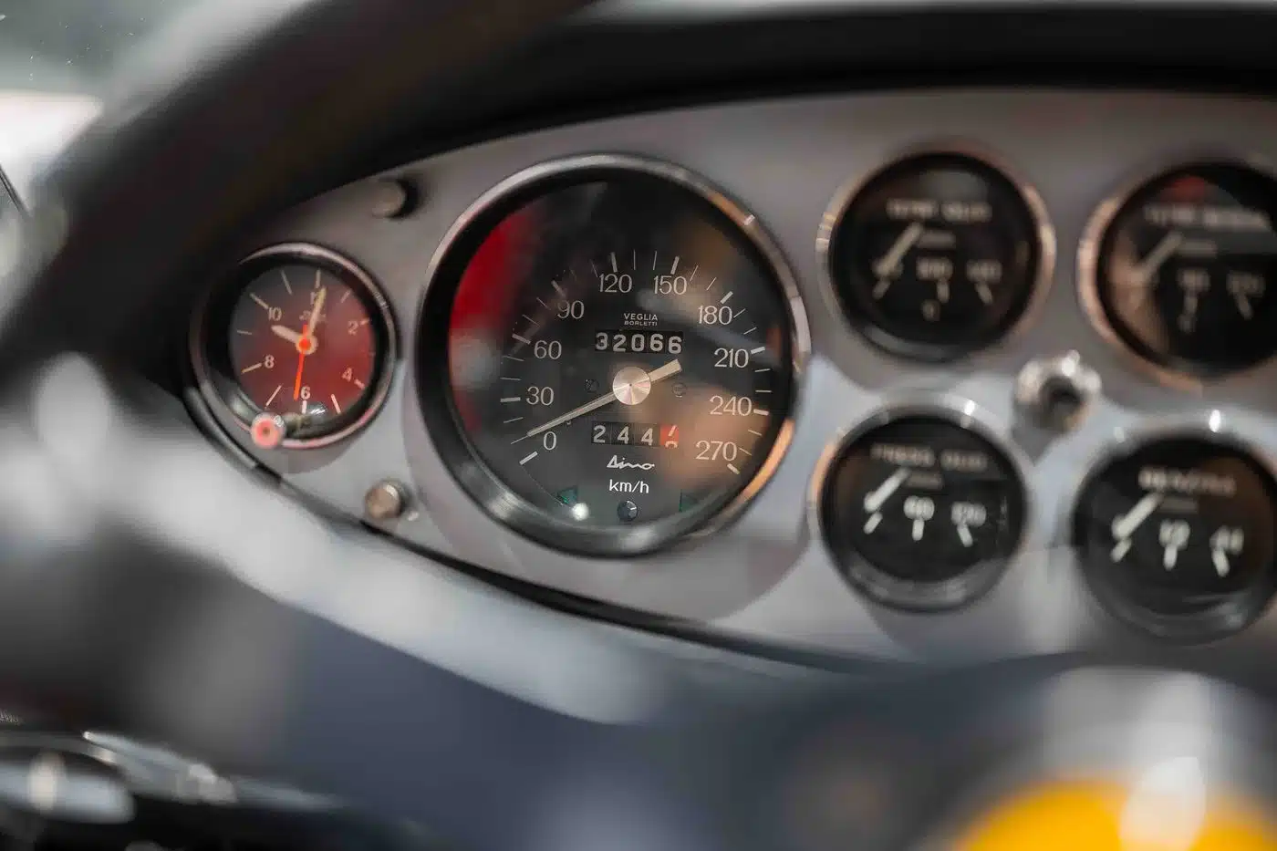 Tachometer und Instrumente im Cockpit eines Ferrari Dino 246 GT Typ M aus dem Jahr 1971.