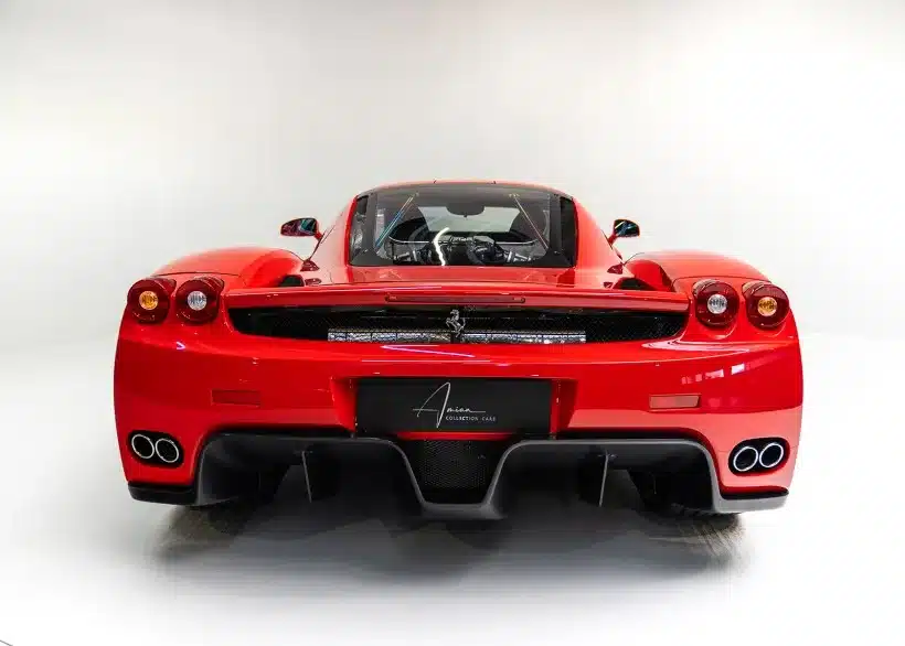 Ferrari Enzo in Rosso Corsa aus der Heckperspektive, präsentiert in einem hellen Studio
