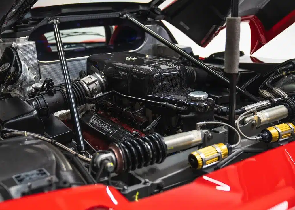 Detailaufnahme des V12-Motors im Ferrari Enzo mit sichtbaren Technikkomponenten.