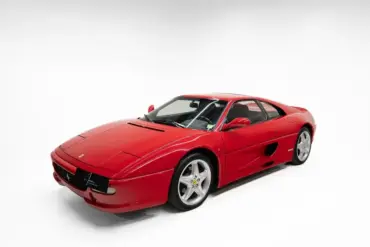 Ferrari F355 F1 GTS in Rot, Seitenansicht in Studioaufnahme, Sportwagenklassiker der 1990er-Jahre.