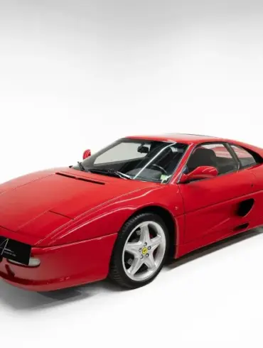 Ferrari F355 F1 GTS in Rot, Seitenansicht in Studioaufnahme, Sportwagenklassiker der 1990er-Jahre.