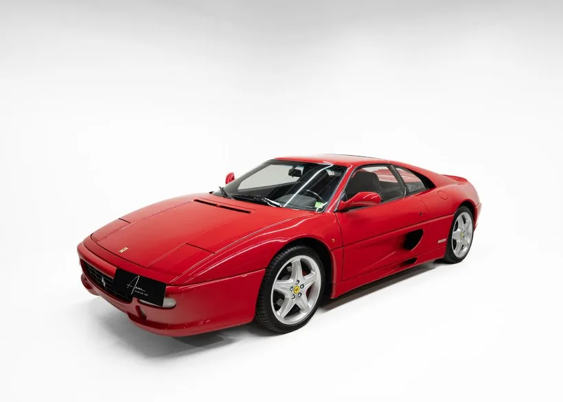 Ferrari F355 F1 GTS in Rot, Seitenansicht in Studioaufnahme, Sportwagenklassiker der 1990er-Jahre.