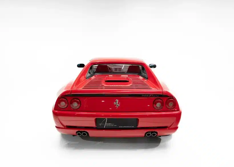 Heckansicht eines roten Ferrari F355 F1 GTS auf weißem Hintergrund