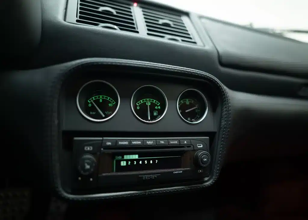 Armaturenbrett mit drei Rundinstrumenten und Autoradio im Ferrari F355 F1 GTS, Nahaufnahme