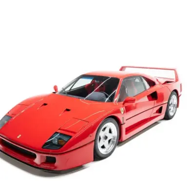 Ferrari F40 in Rosso Corsa, seitlich von vorne fotografiert vor weißem Hintergrund.