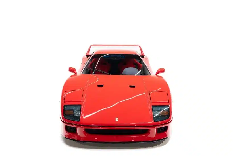 Frontalaufnahme eines roten Ferrari F40 vor weißem Hintergrund.