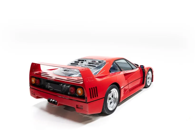 Ferrari F40 von hinten in Rot auf weißem Hintergrund