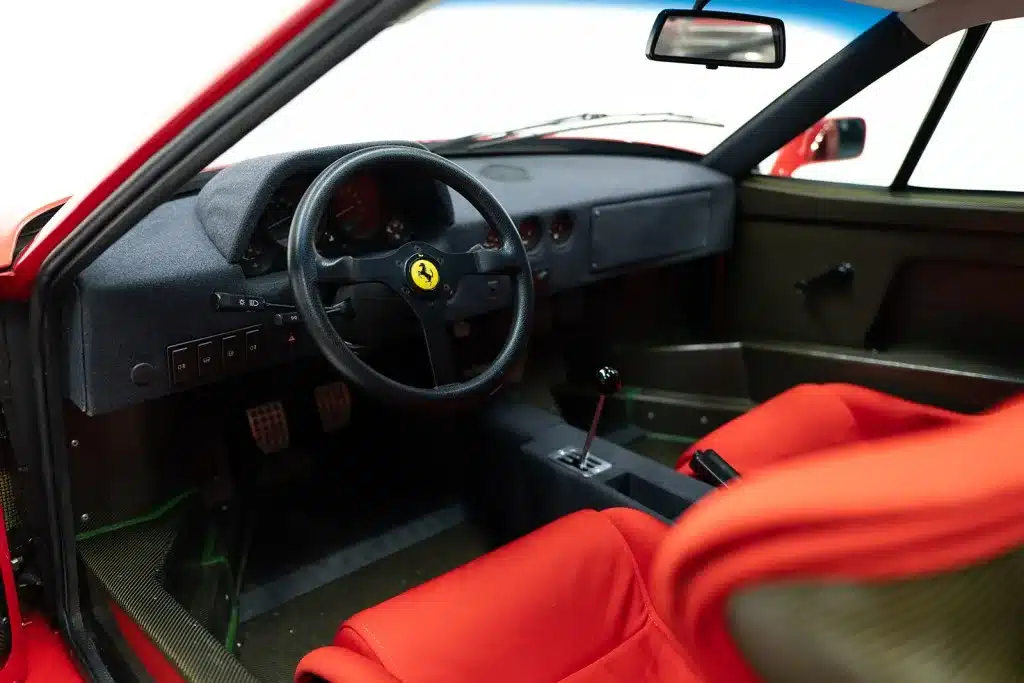 Lenkrad, Armaturenbrett und Schalensitze im Ferrari F40, Blick in den Innenraum.