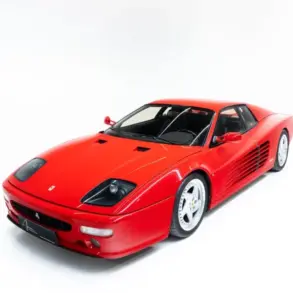 Roter Ferrari F512 M Coupé von vorn auf weißem Hintergrund
