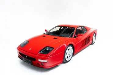 Roter Ferrari F512 M Coupé von vorn auf weißem Hintergrund
