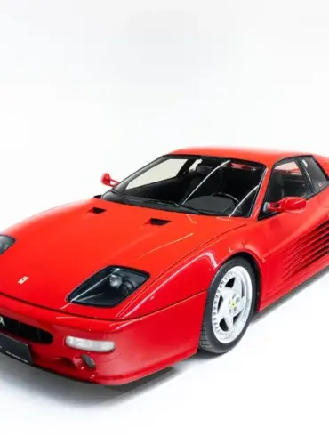 Roter Ferrari F512 M Coupé von vorn auf weißem Hintergrund