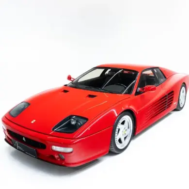 Roter Ferrari F512 M Coupé von vorn auf weißem Hintergrund