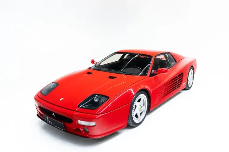 Roter Ferrari F512 M Coupé von vorn auf weißem Hintergrund